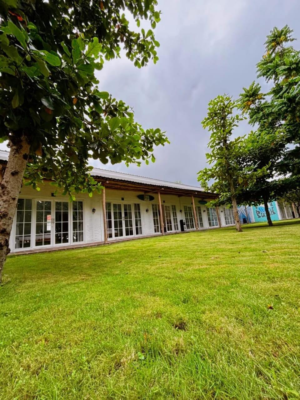 Pasir Putih Resort & Resto Maluk Kültér fotó